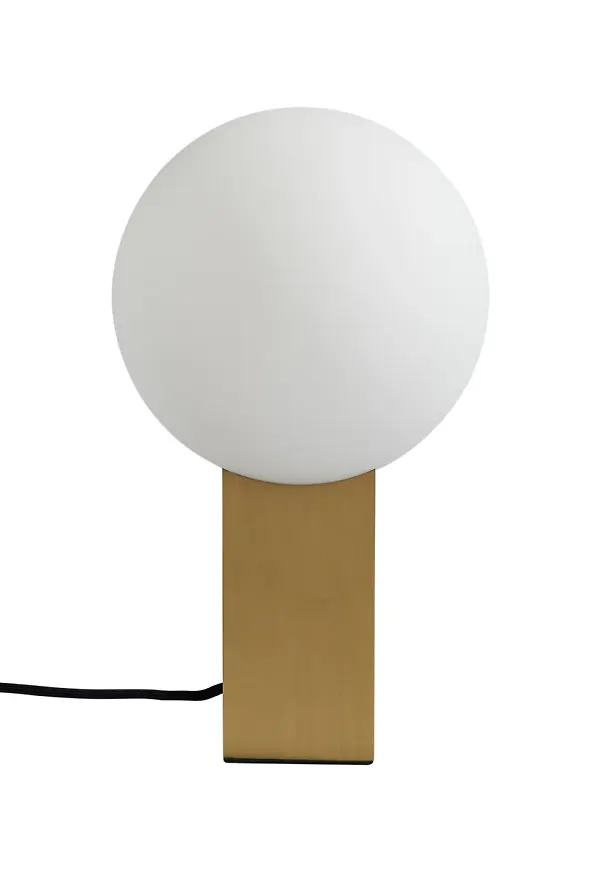 Jättefin bordslampa i guldfärgat från 101 Copenhagen.