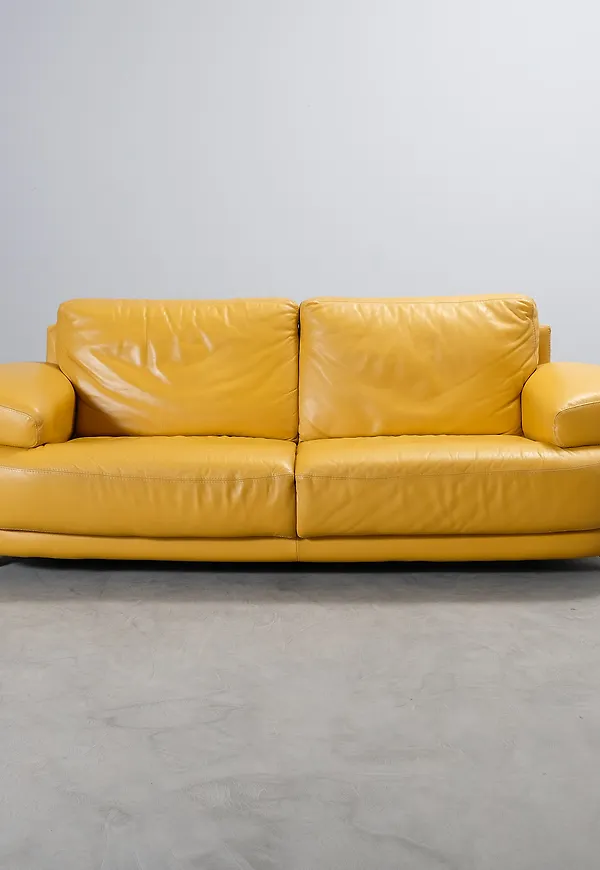 Vacker lädersoffa i gult från No brand.