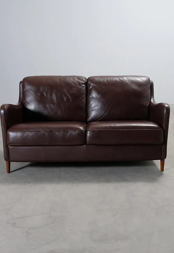 Stilren lädersoffa 2025 från No brand.