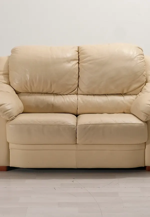 Beige No brand-skinnsoffa i supersnygg modell.