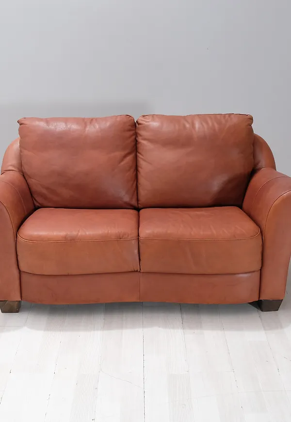 Otroligt snygg skinnsoffa i brunt från No brand.