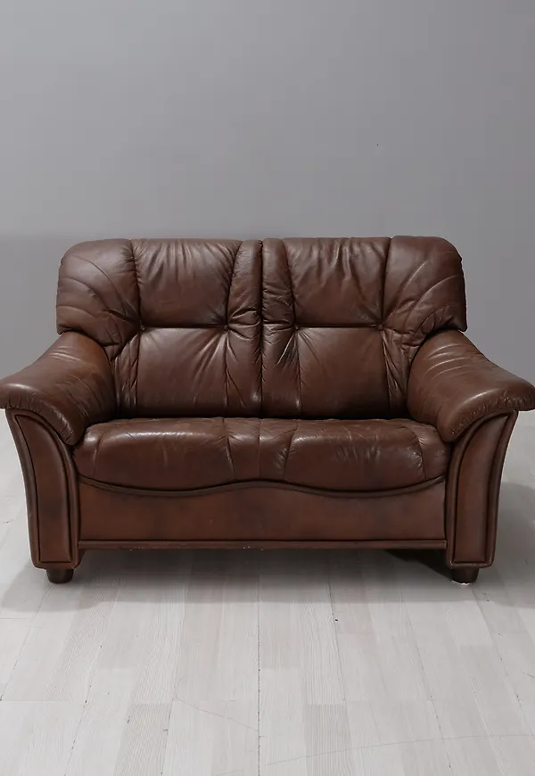 Brun No brand-skinnsoffa i otroligt snygg modell.