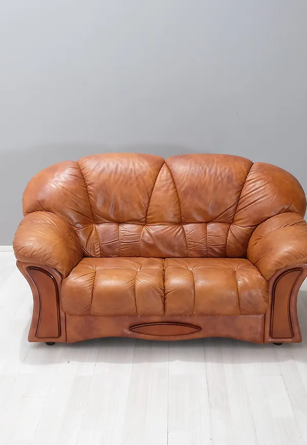 Brun No brand-skinnsoffa i ikonisk modell.