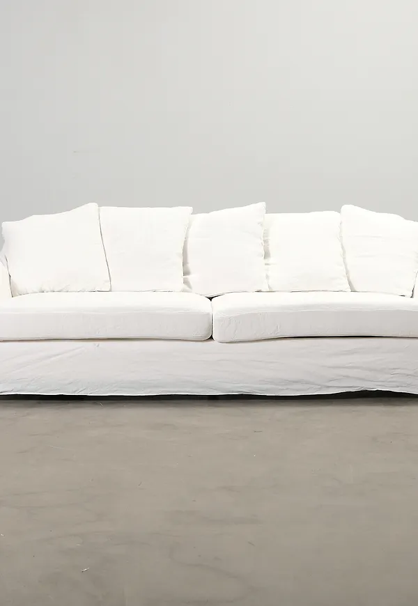 Klassisk linnesoffa i vitt från Ellos.