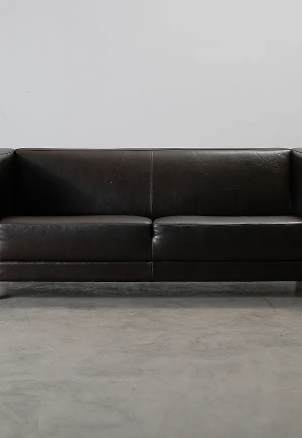 Fantastiskt snygg Soffa som passar bra vid många olika tillfällen.