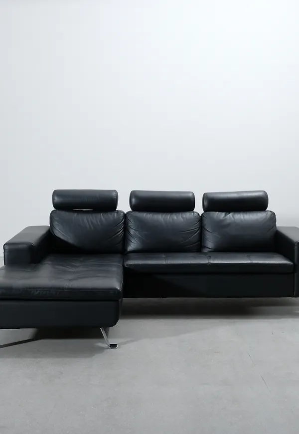 Jättesnygg Soffa som passar bra vid många olika tillfällen.