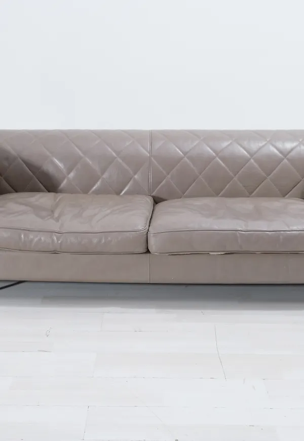 Cool skinnbäddsoffa i brunt från No brand.