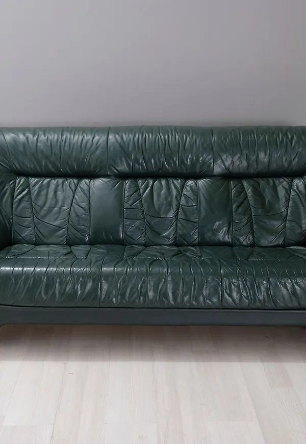 Stilren skinnsoffa i mörkgrönt från No brand.