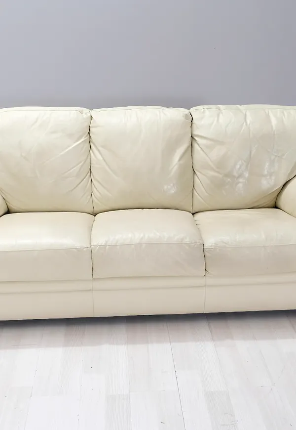 Vit No brand-skinnsoffa i exklusiv modell.