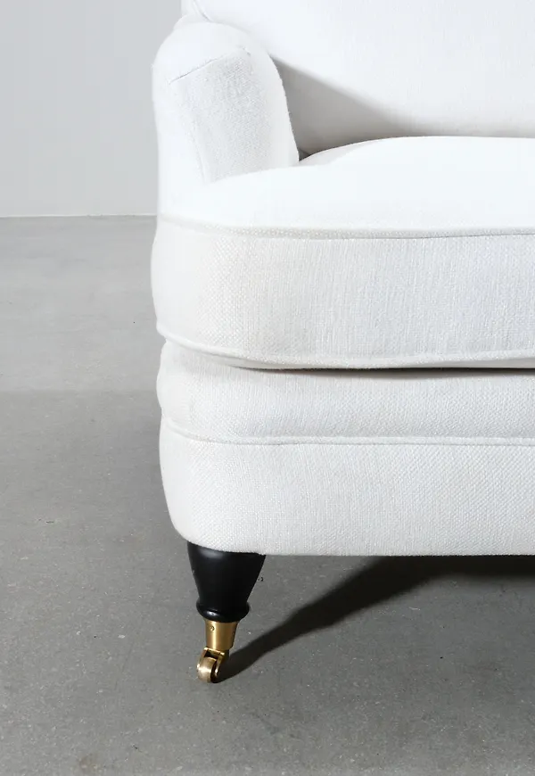 Vit No brand-soffa i fin modell.