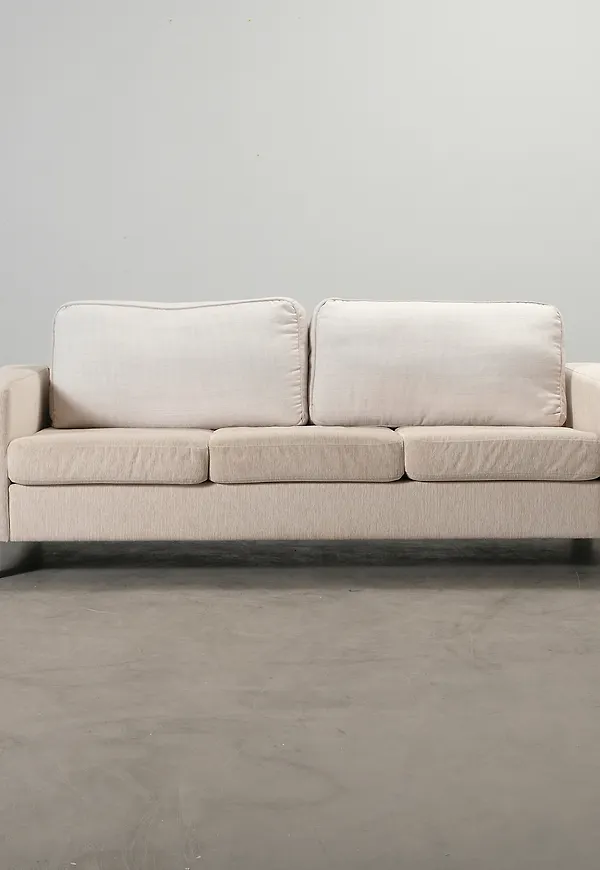Beige soffa som passar perfekt till sommaren 2025!