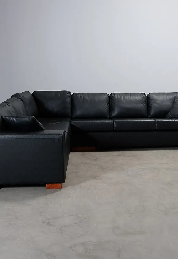 Svart No brand-hörnsoffa i vacker modell.