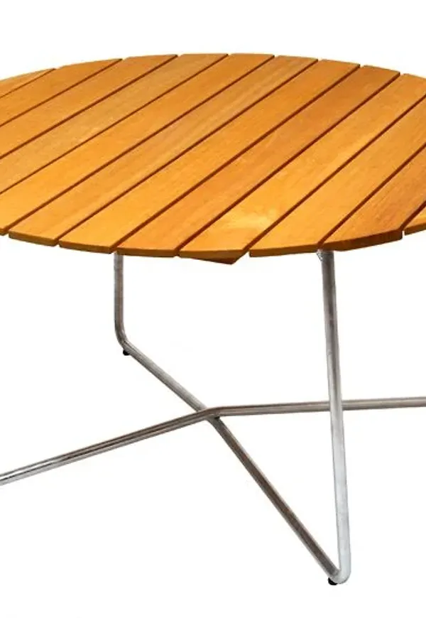 Mysig matbord i ek 2025 från Grythyttan Stålmöbler.