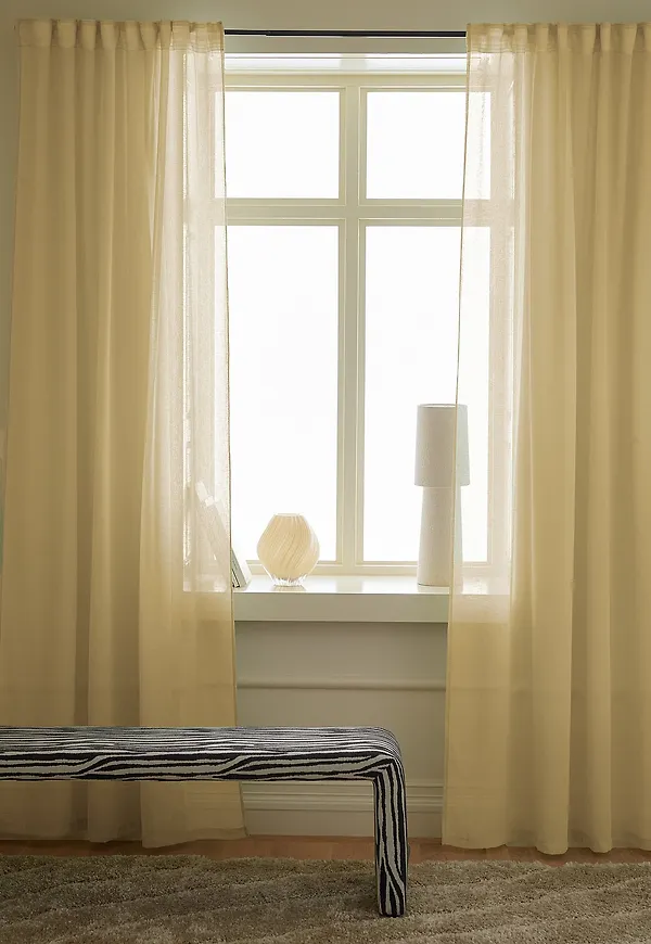 Riktigt snygg gardin i gult från &Home.