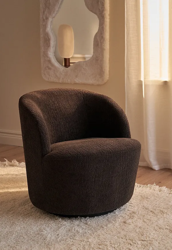 Söt snurrfåtölj 2025 från &Home.