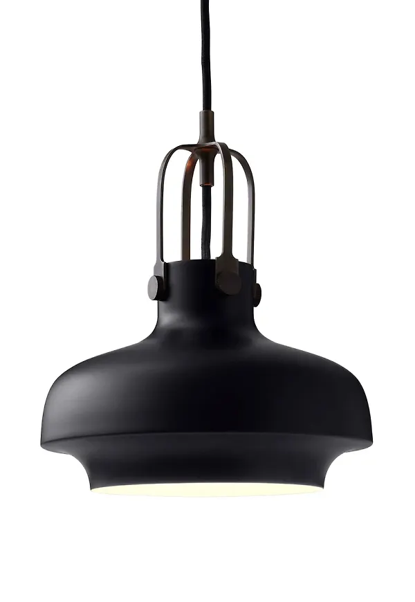 Vacker svart lampa 2024 från &Tradition.