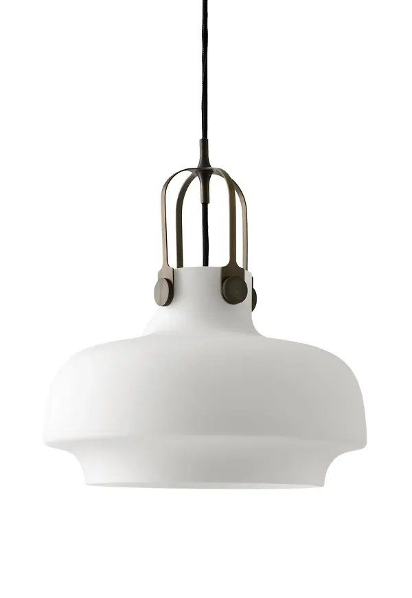 Vit &Tradition-taklampa i fin modell.