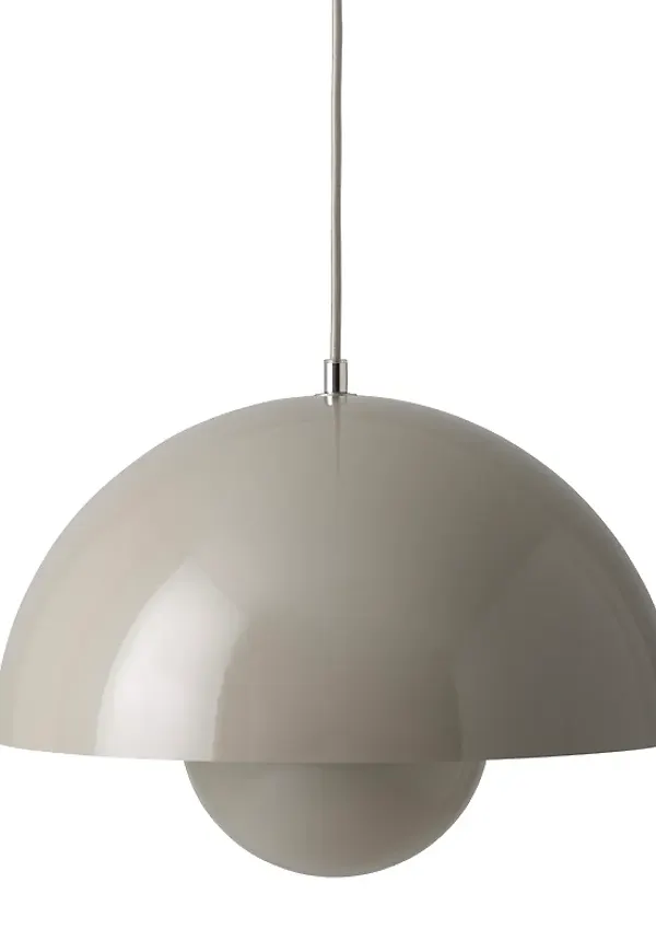 Komfortabel taklampa i grått från &Tradition.