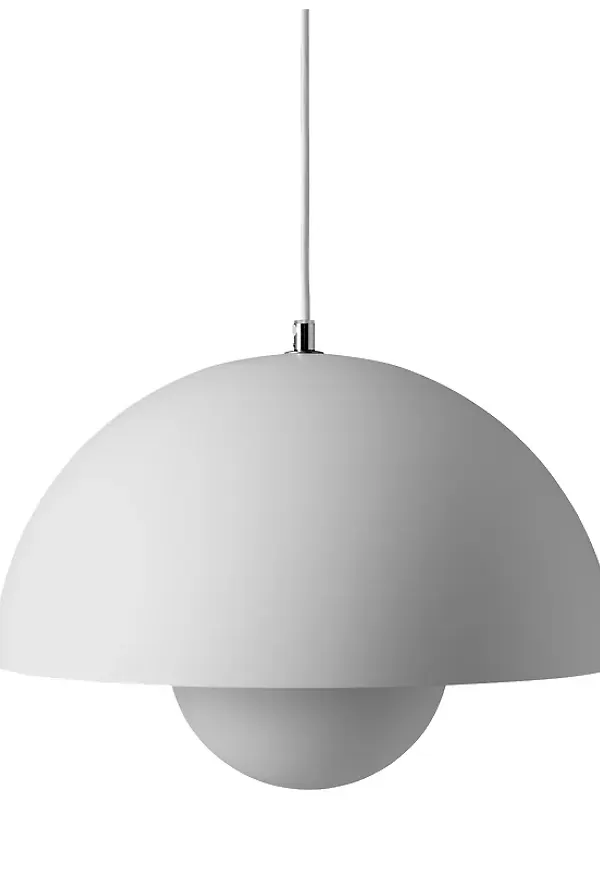 Fantastiskt fin lampa i grått från &Tradition.