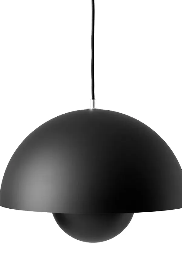 Snygg svart lampa 2024 från &Tradition.