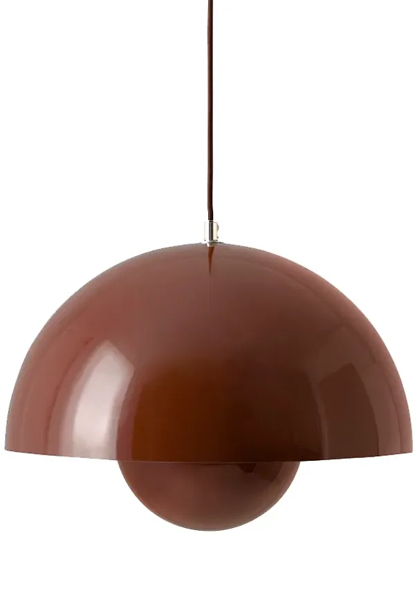 Stilren lampa i rött från &Tradition.