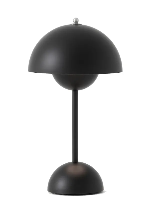 Vacker svart lampa 2024 från &Tradition.