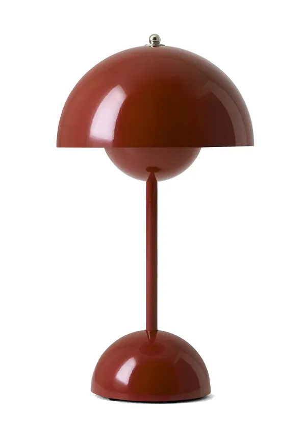 Cool bordslampa i rött från &Tradition.