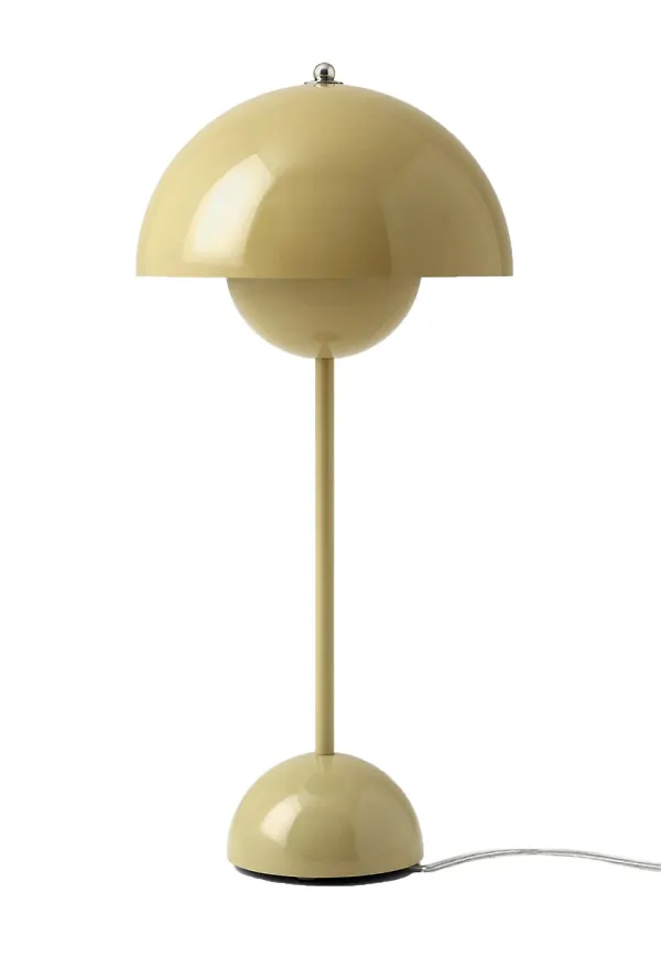 Riktigt trendig beige lampa 2024 från &Tradition.