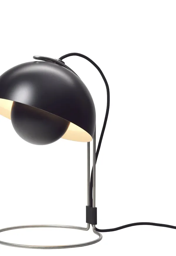 Riktigt snygg bordslampa i svart från &Tradition.