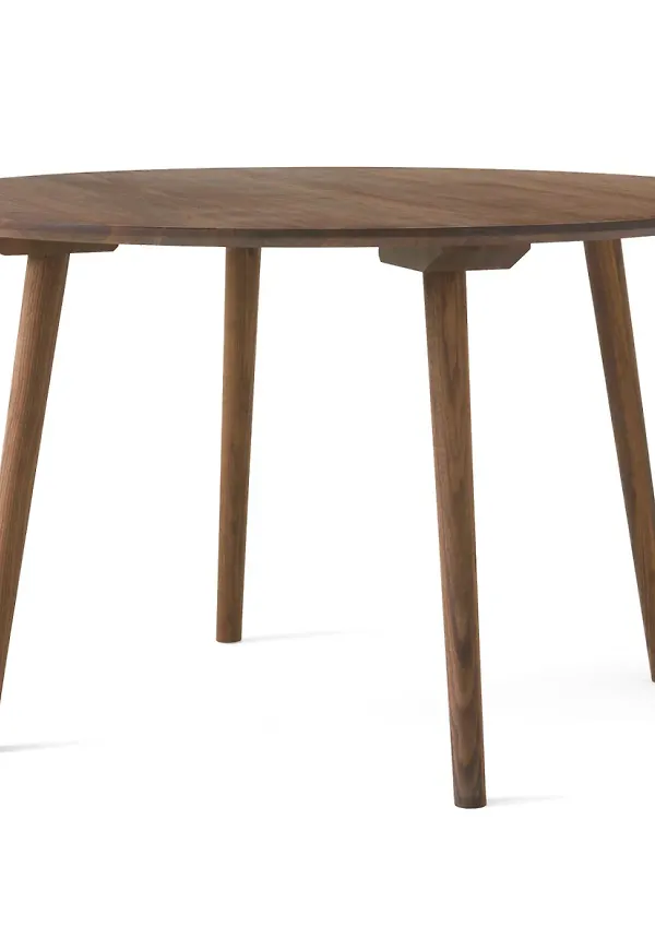 Riktigt snygg brun matbord i valnöt från &Tradition.