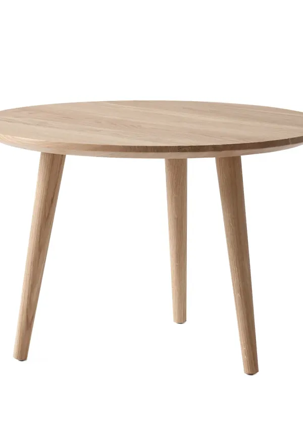 Moderiktig beige soffbord 2025 från &Tradition.