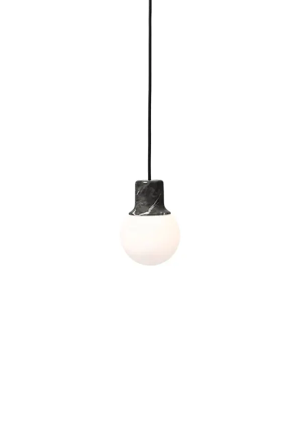 Svart &Tradition-lampa i stilriktig modell.