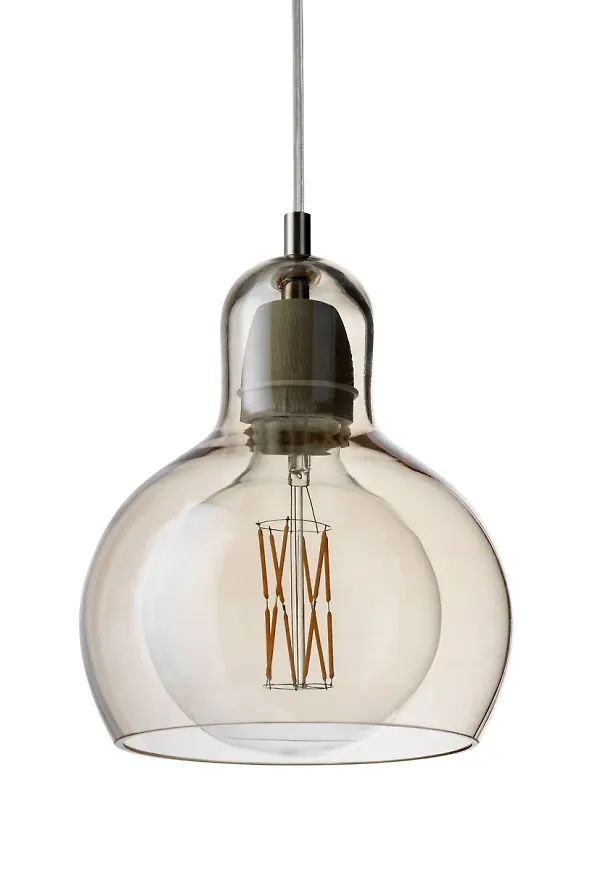 Modern guldfärgad lampa 2025 från &Tradition.