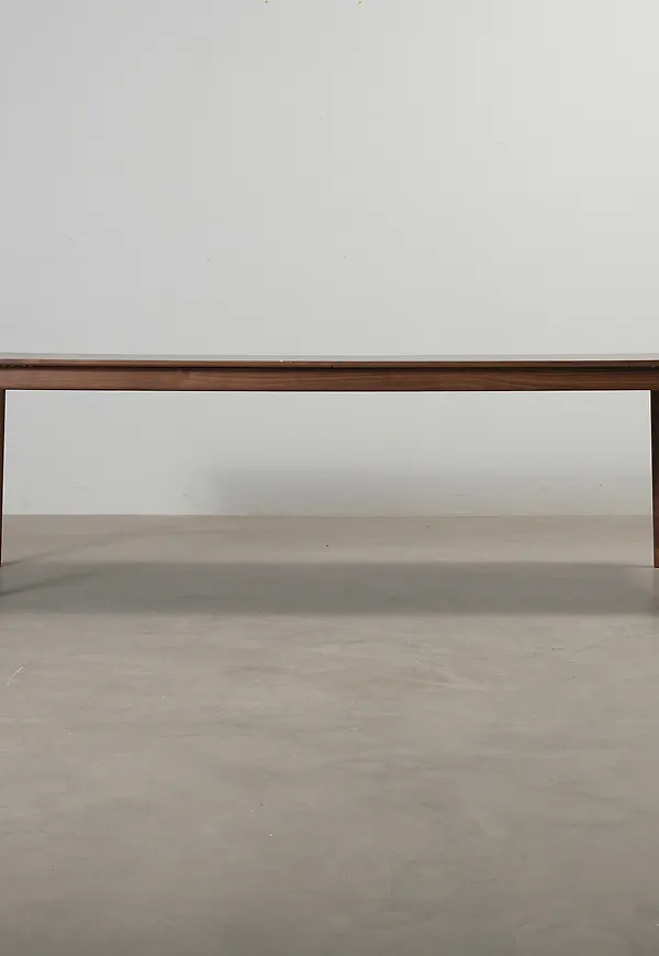 Jättesnygg valnötsbord 2025 från &Tradition.