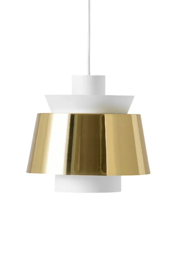 Riktigt trendig lampa i guldfärgat från &Tradition.
