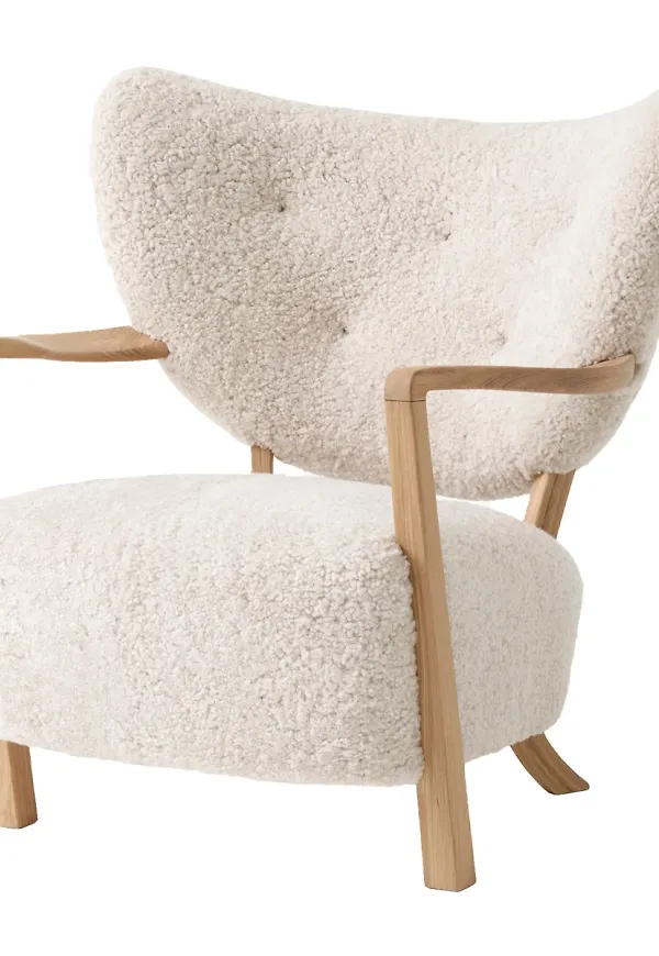 Komfortabel fåtölj i ek från &Tradition.