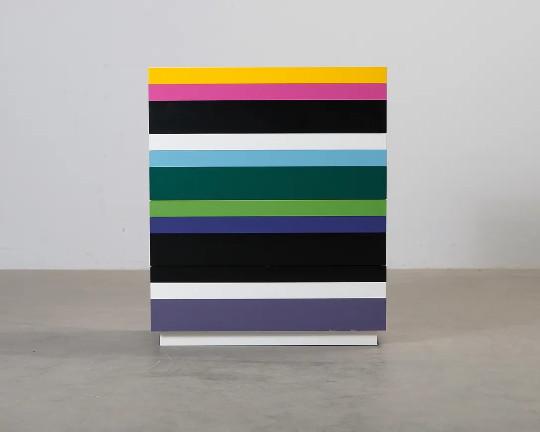 Snygg byrå i flerfärgat från A2.