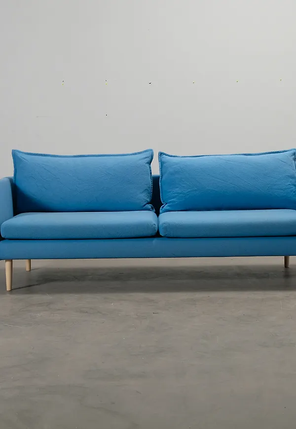 Modern soffa i blått från Adea.
