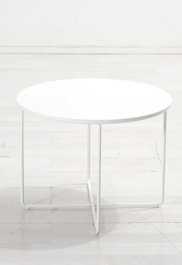 Fantastiskt snygg vit bord 2025 från Adea.