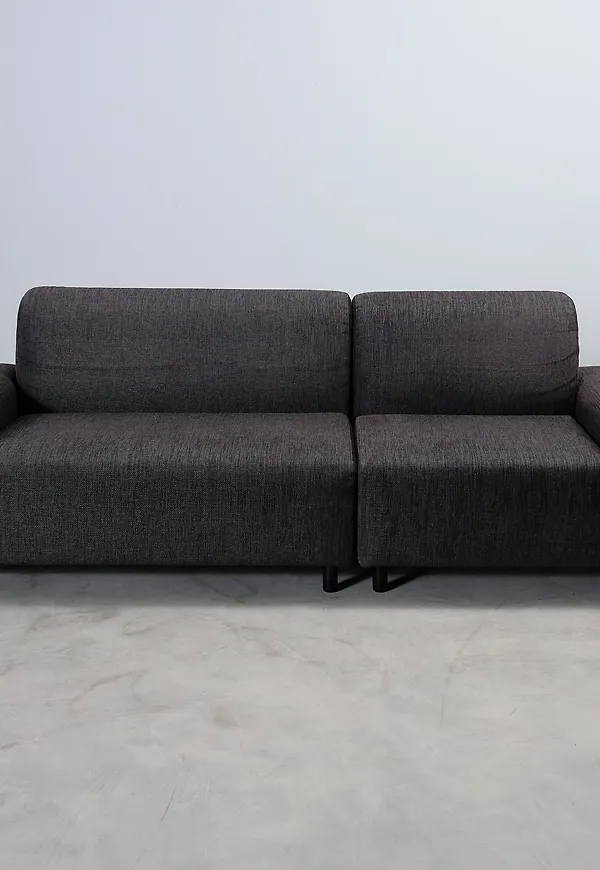 Mörkgrå Adea-modulsoffa i supersnygg modell.