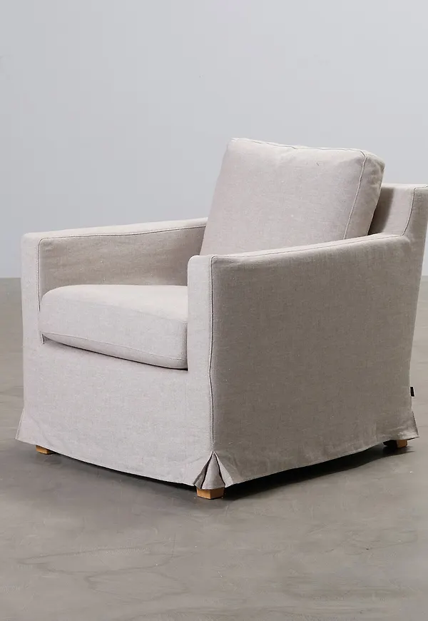 Smickrande fåtölj i linne från Adea.