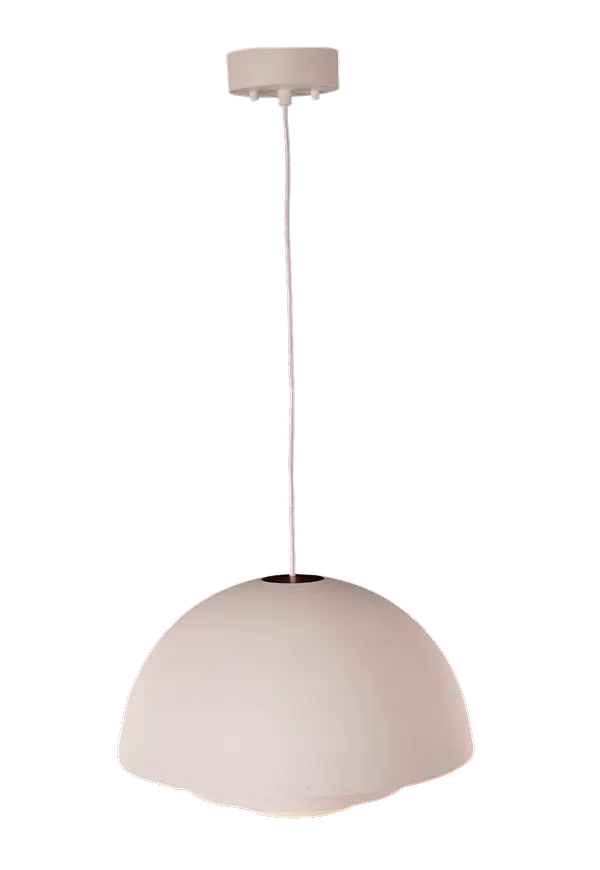 Trendig taklampa i vit färg gjord i aluminium.