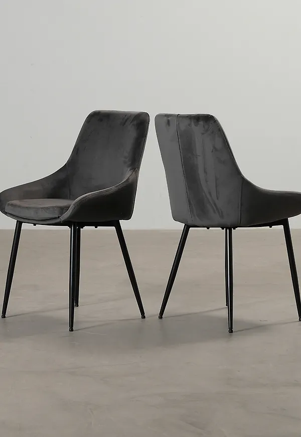 Grå matstol som passar perfekt till sommaren 2025!