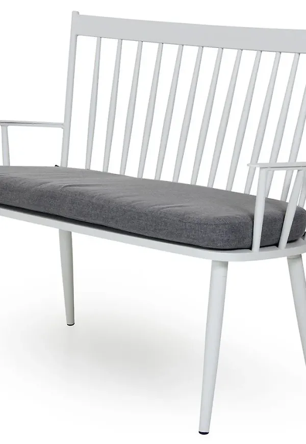 Vit Brafab-utesoffa i skön modell.