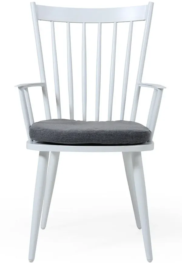 Snygg Stol som passar bra vid många olika tillfällen.