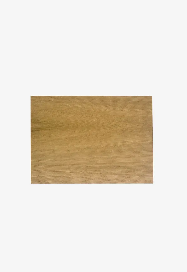 Söt hylla i beige färg gjord i ek.