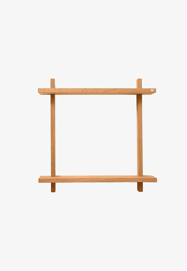 Smickrande hylla i beige färg gjord i ek.