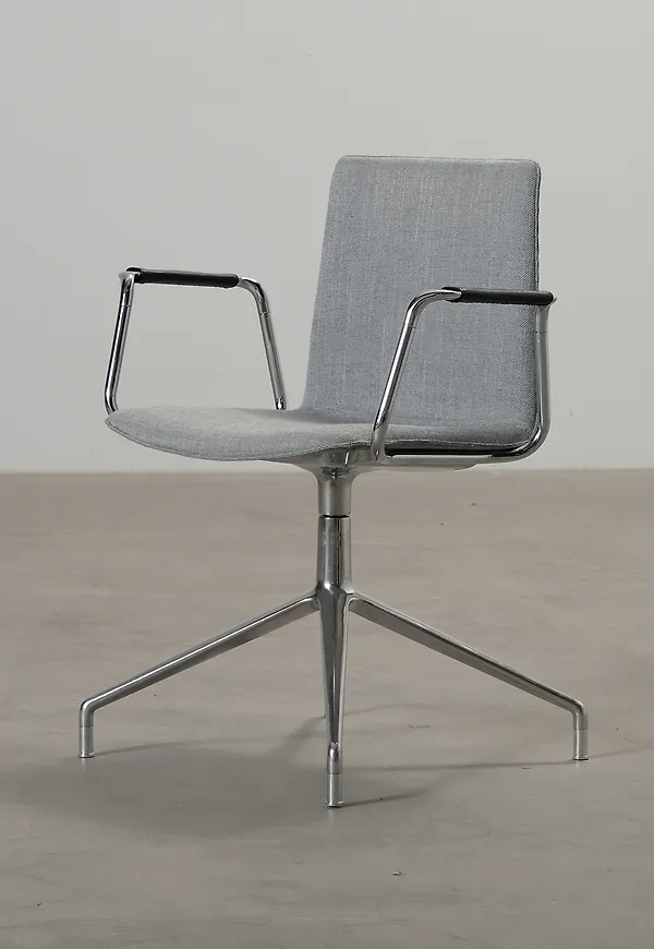 Otroligt fin konferensstol i grått från Andreu World.