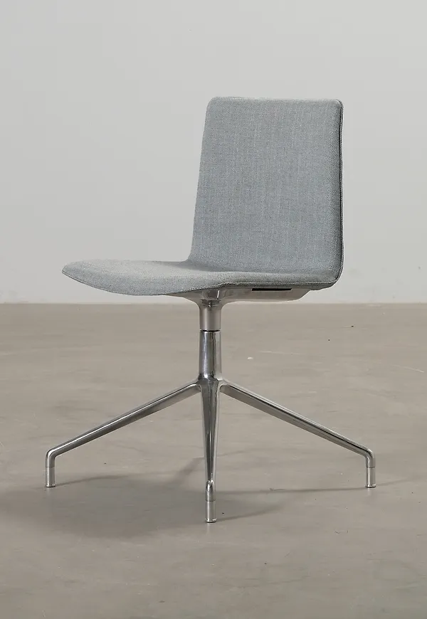 Fantastiskt fin grå stol 2025 från Andreu World.