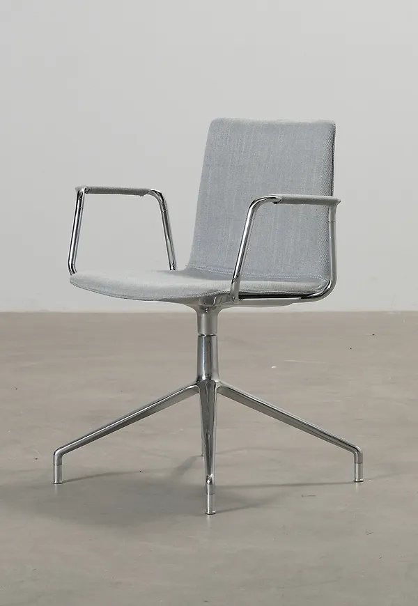 Moderiktig konferensstol 2025 från Andreu World.